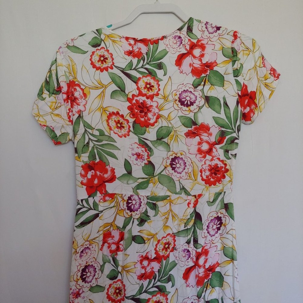 Lulu's floral shrt sleeve wrap dress red, green and white size Medium - Picture 11 of 16